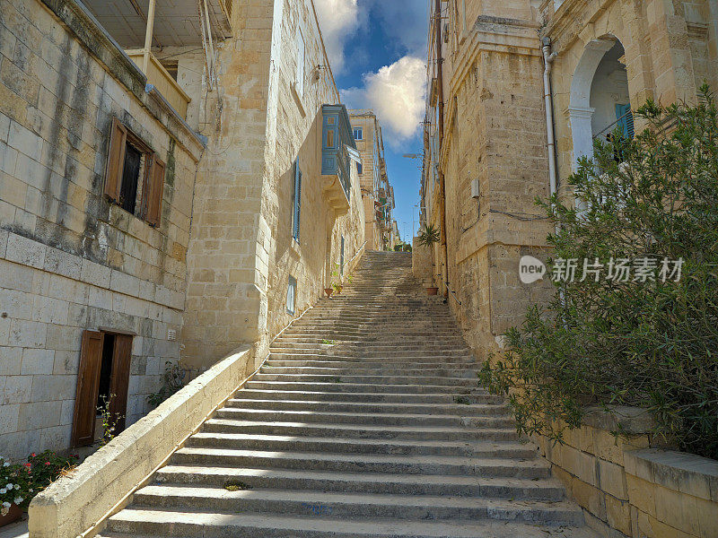 在中世纪小镇auf Birgu，圣格里亚，马耳他，有楼梯的小巷